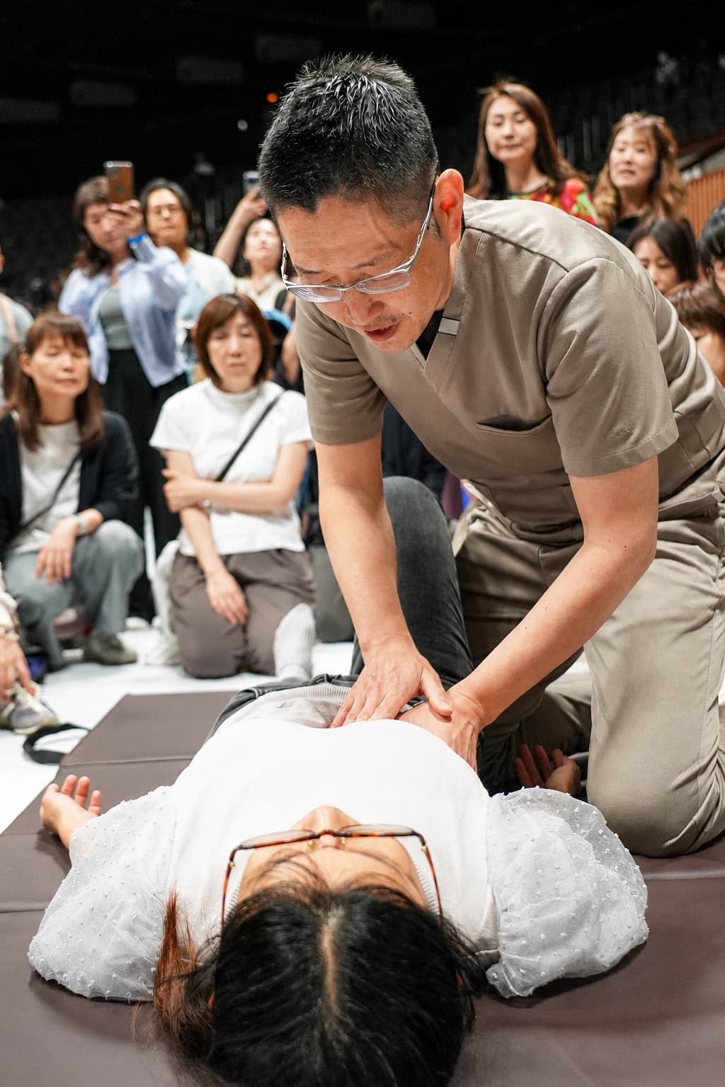 大勢の参加者の前で実演するめぐわ先生