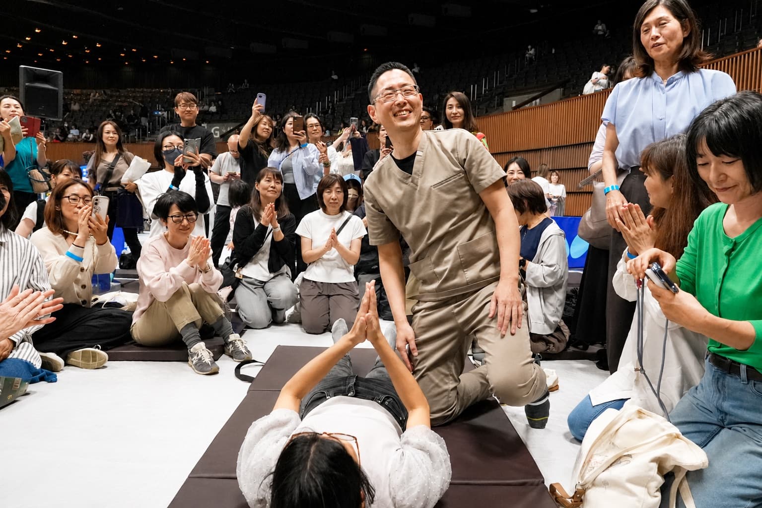 セミナー会場で施術を指導するめぐわ先生