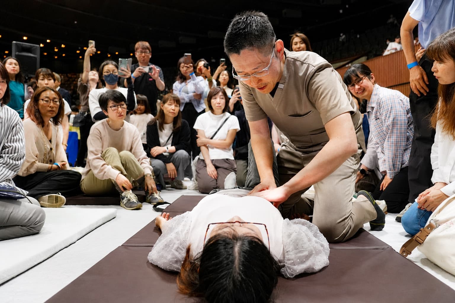 参加者に囲まれて解説するめぐわ先生